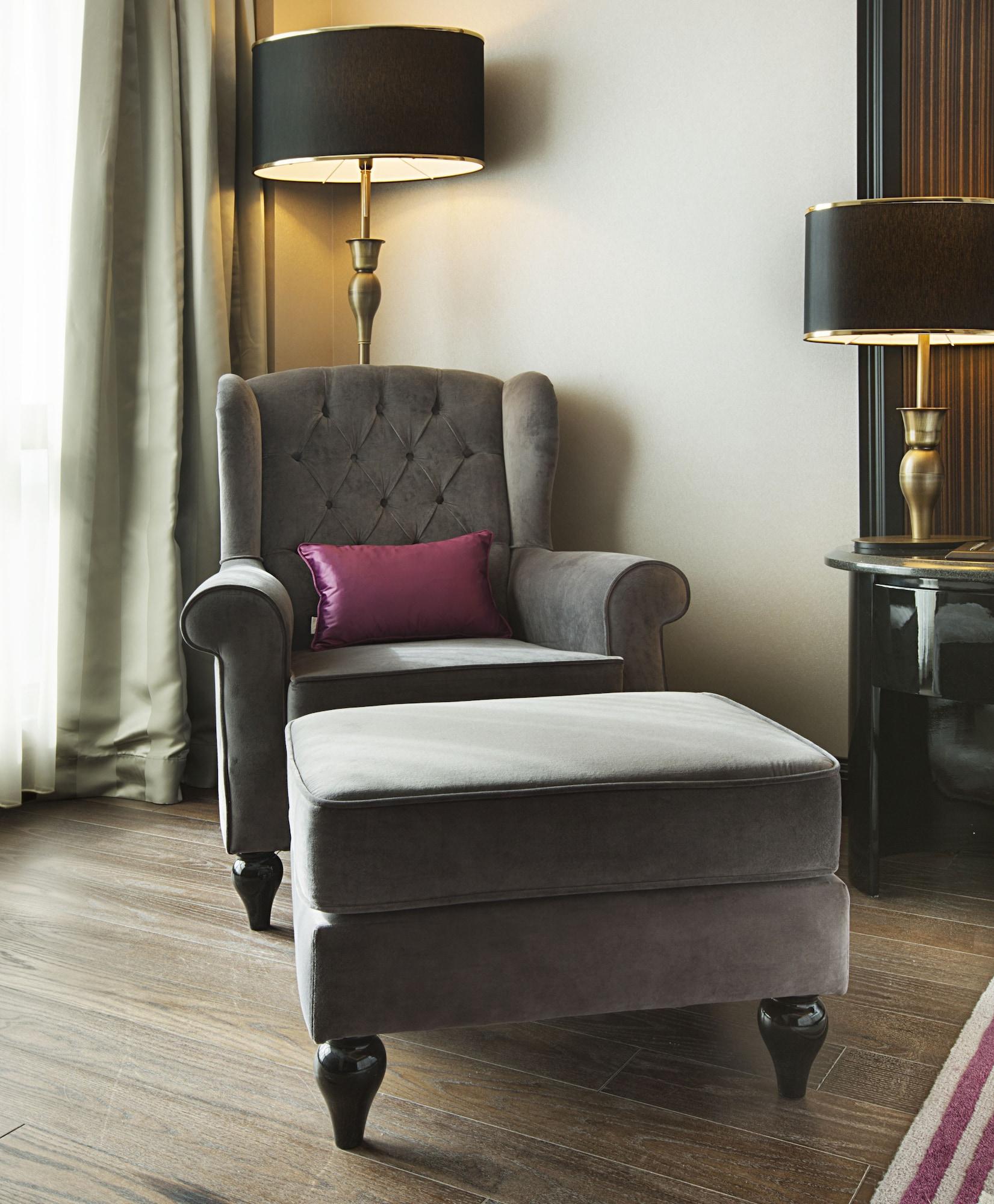 เดเดแมน บอสตันชี อิสตันบูล โฮเต็ล แอนด์ คอนเวนชั่น Hotel ภายนอก รูปภาพ A chair with a footstool